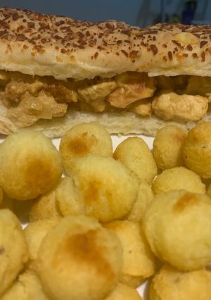 Una foto de Sándwich de pollo adobado con salsa cuarto de libra