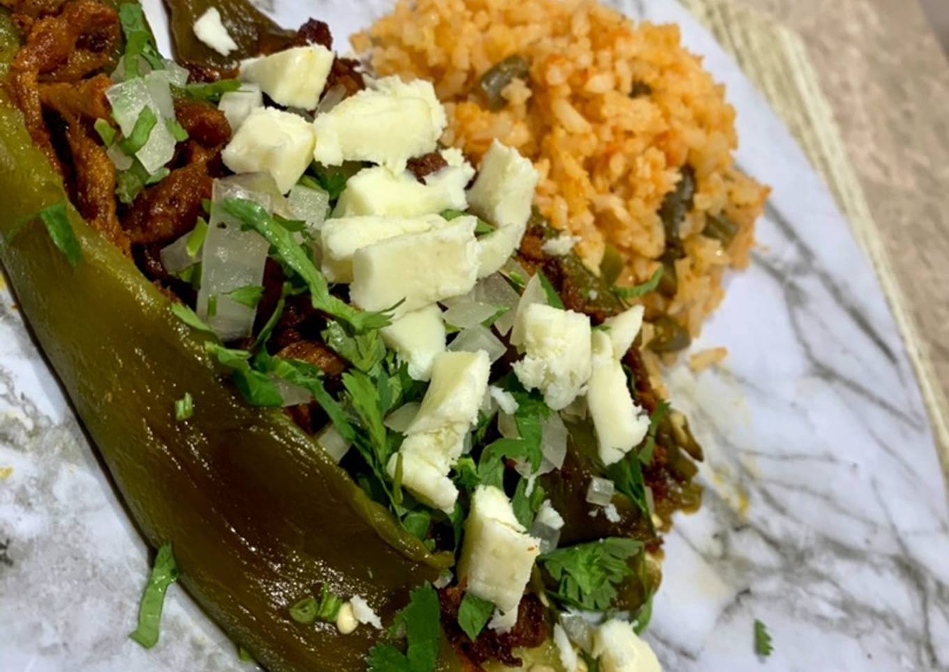 Chile relleno con carne al pastor