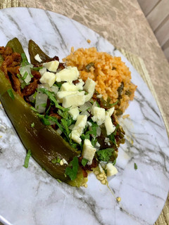 Una foto de Chile relleno con carne al pastor