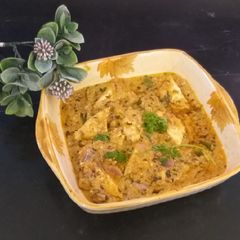 A picture of Paneer do pyaza white gravi.