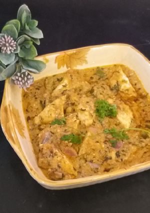 A picture of Paneer do pyaza white gravi.