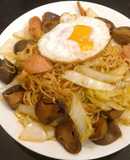 Ăn sáng với mì xào và trứng ốp-la