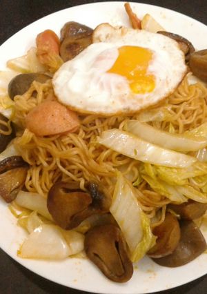 Hình của món Ăn sáng với mì xào và trứng ốp-la.