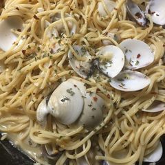 Clams in white wine sauce A picture of Clams in white wine sauce.