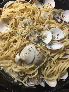 A picture of Clams in white wine sauce.