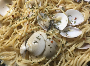 A picture of Clams in white wine sauce.