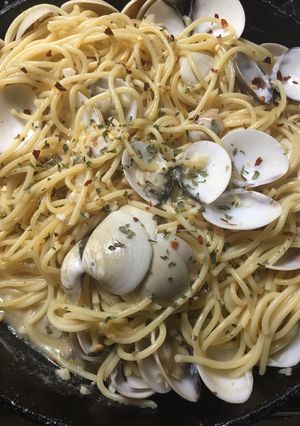 A picture of Clams in white wine sauce.