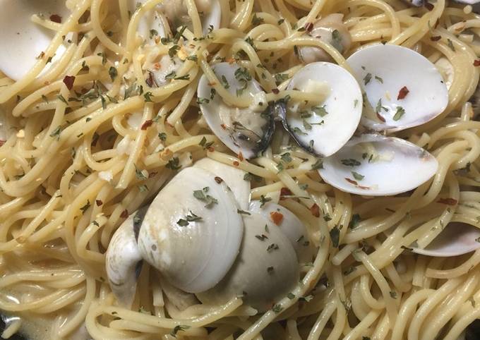 Step-by-Step Guide to Make Favorite Clams in white wine sauce for Vegetarian Recipe