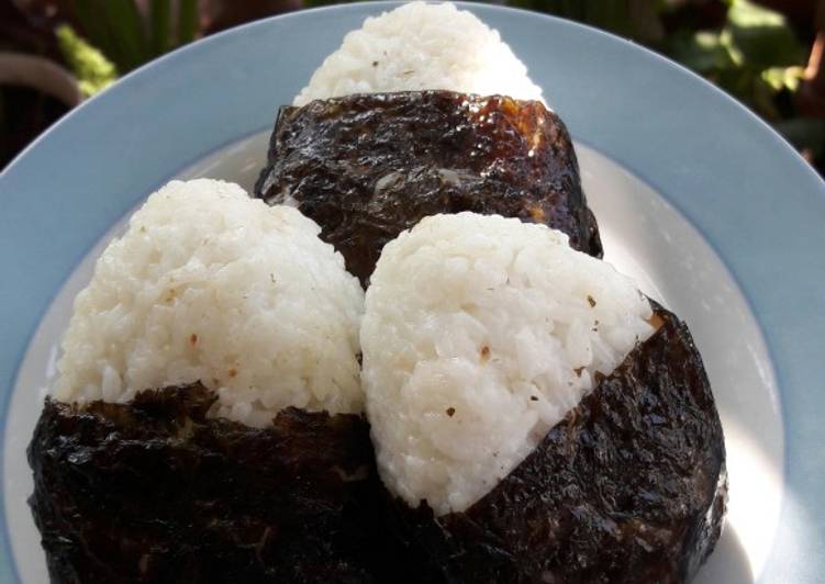 Onigiri (nasi kepal) isi abon