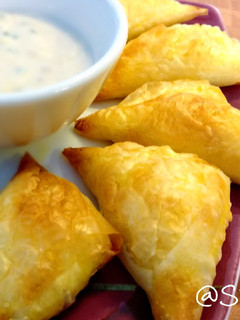 Una foto de 20.🥟Empanadillas griegas de queso (Tiropitas)🧀