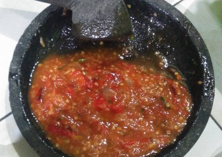 Langkah Mudah untuk Menyiapkan Sambel Uleg Pedas Manis yang Lezat Sekali