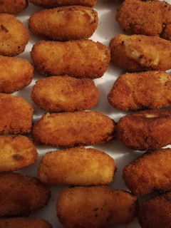 Una foto de Croquetas de merluza y palitos del mar
