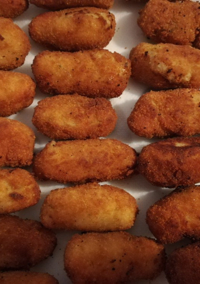 Una foto de Croquetas de merluza y palitos del mar
