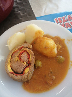 Una foto de Bandera española (rollo de carne relleno en salsa)