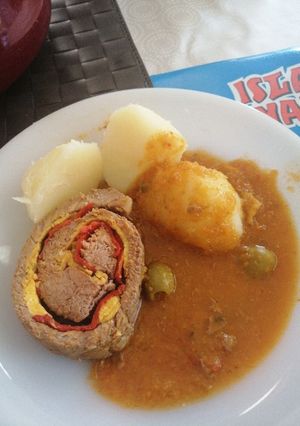 Una foto de Bandera española (rollo de carne relleno en salsa)
