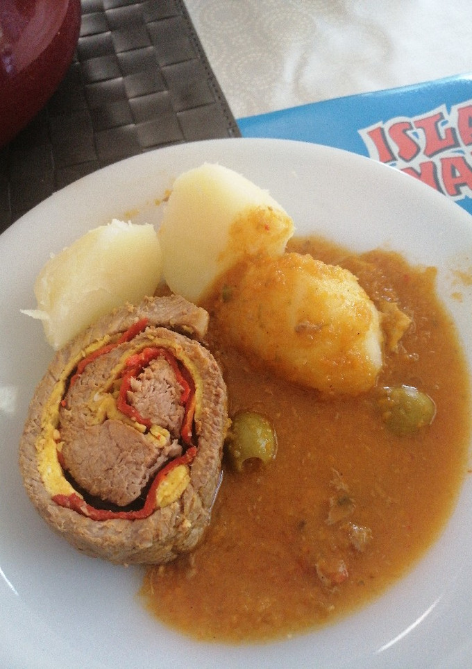 Una foto de Bandera española (rollo de carne relleno en salsa)