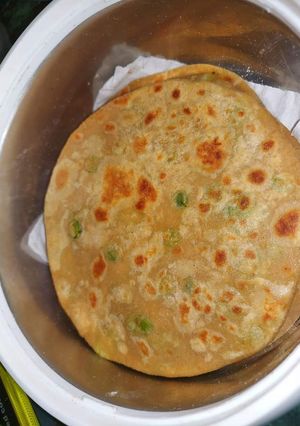 मटर के पराठे (matar ke parathe recipe in Hindi) रेसिपी मुख्य फोटो