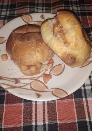 A picture of Chole kulche.