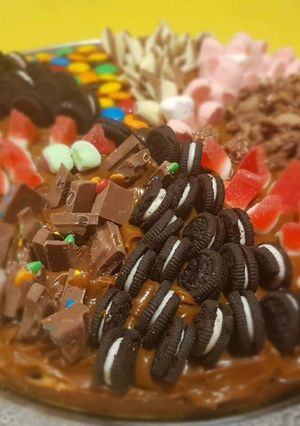 Una foto de Pizza dulce de cookie con decoración