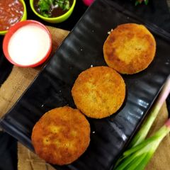 A picture of Ranch dressing with vegetable Burger tikki.