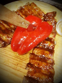 Una foto de Costillas Embrujadas con corazón de Pimiento rojo y Bourbon bbq