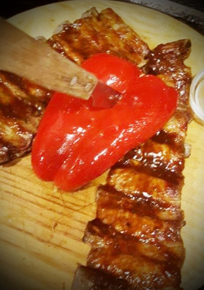 Una foto de Costillas Embrujadas con corazón de Pimiento rojo y Bourbon bbq