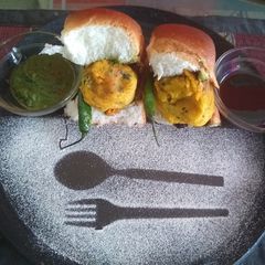A picture of Vada pao.