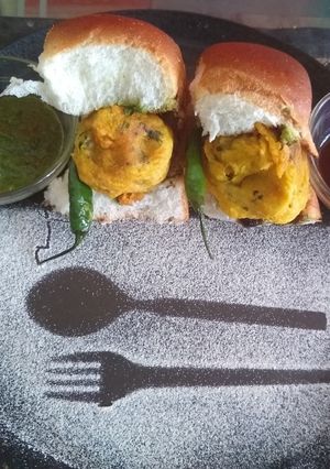 A picture of Vada pao.