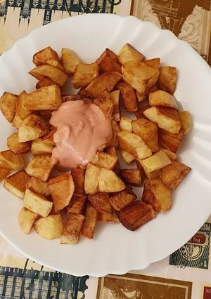Una foto de Patatas caseras con salsa de ajoaceite y ketchup 🥔✅🗣📢