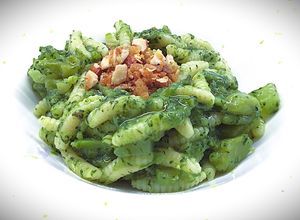 Foto di Malloreddus con crema di broccolo verde e mandorle e grissini tostati