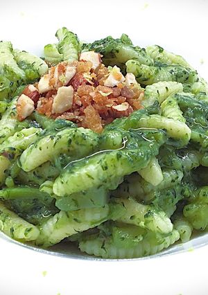Foto di Malloreddus con crema di broccolo verde e mandorle e grissini tostati