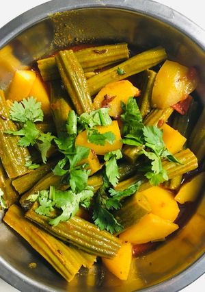 સરગવા બટાકા નું શાક (Saragva Bataka Shak Recipe In Gujarati) રેસીપી મુખ્ય ફોટો