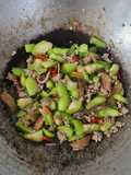 ผัดบวบใส่หมูสับเห็ดหอม
