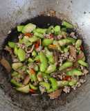 ผัดบวบใส่หมูสับเห็ดหอม