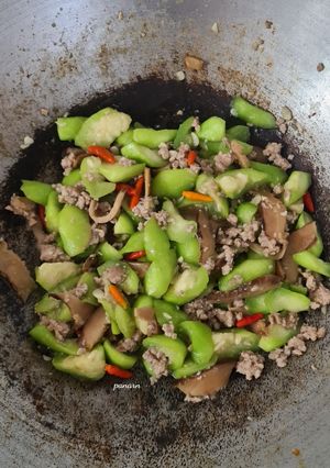 รูปของ ผัดบวบใส่หมูสับเห็ดหอม