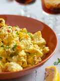 Ensalada de coliflor asada y huevo con curry