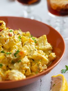Una foto de Ensalada de coliflor asada y huevo con curry