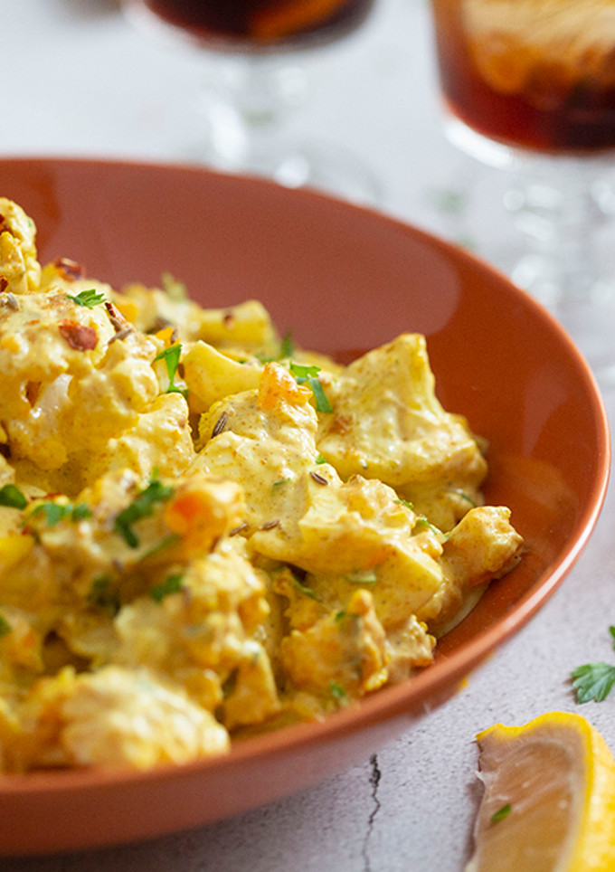 Una foto de Ensalada de coliflor asada y huevo con curry