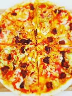 சிக்கன் கேப்ஸிகம் பிஸ்சா (Chicken capsicum pizza Recipe in tamil) செய்முறை முக்கிய புகைப்படம்