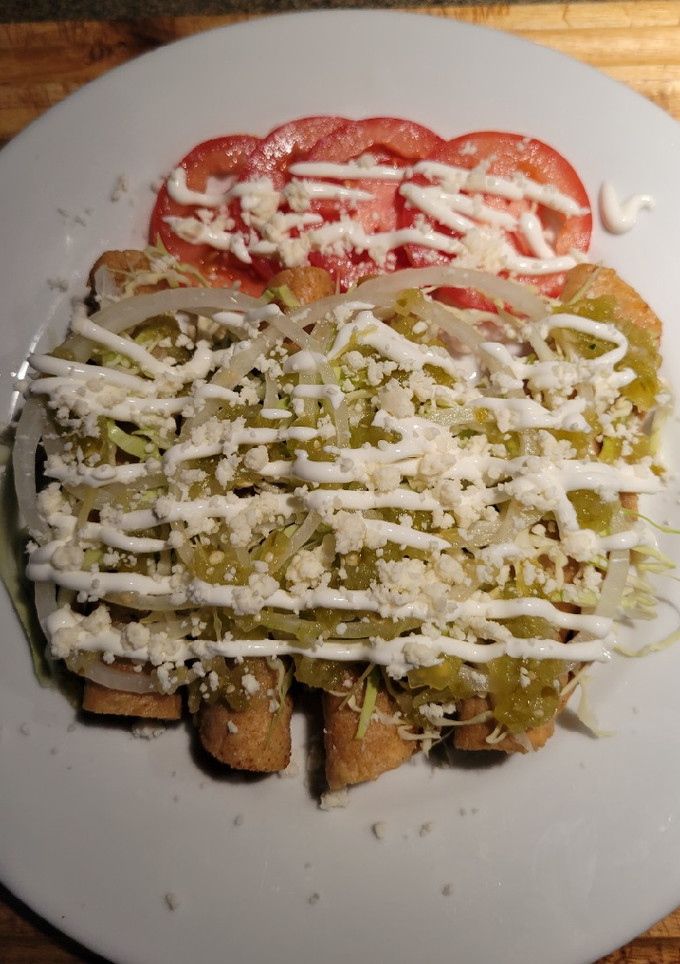 Una foto de Taquitos dorados