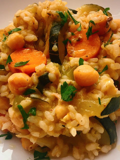 Una foto de Arroz con pollo, garbanzo y hortalizas