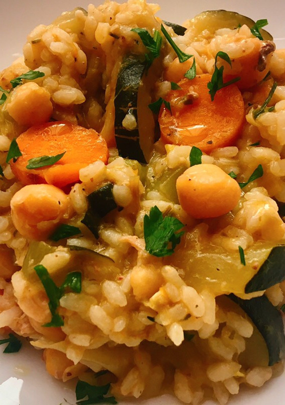 Una foto de Arroz con pollo, garbanzo y hortalizas