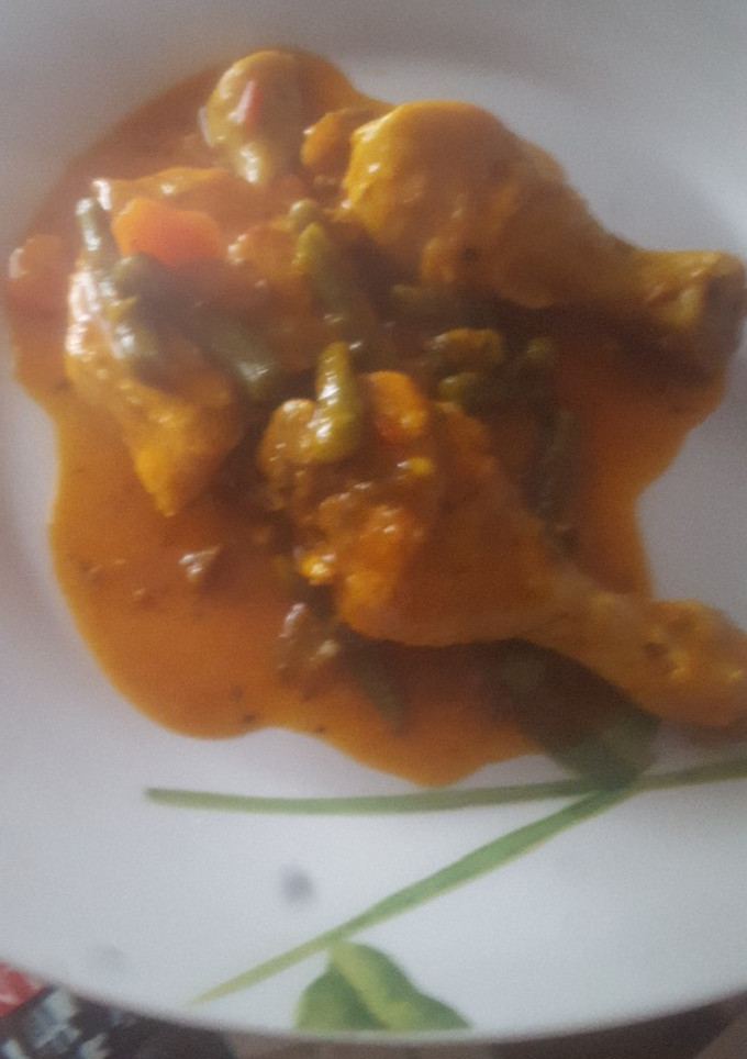 Una foto de Pollo en salsa con verduritas