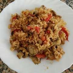 Una foto de Arroz integral con champiñones y tomate