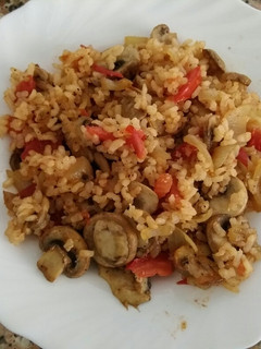 Una foto de Arroz integral con champiñones y tomate
