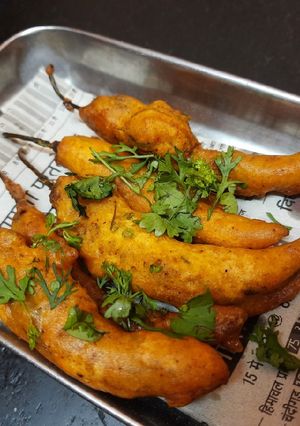 A picture of Besan green chilli pakoda😍.