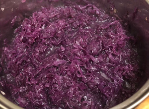 Párolt lilakáposzta, sült kacsacombok, hasábburgonyával recept fotója