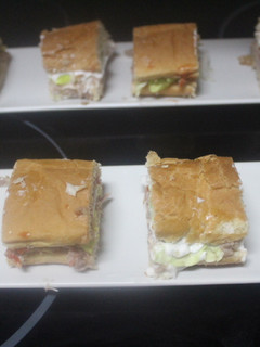 Una foto de Bocadillo troceado de atún