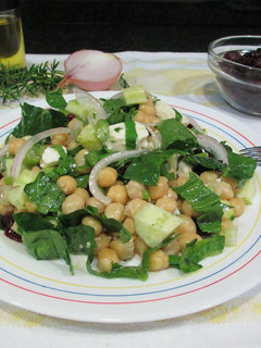 Una foto de Ensalada de garbanzos con vinagreta al romero fresco