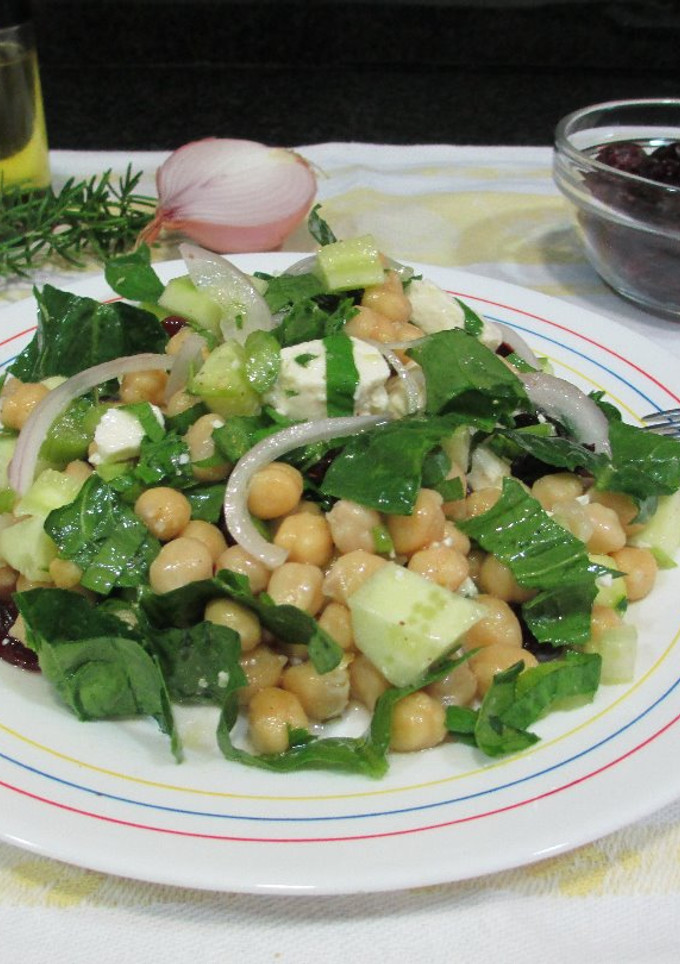 Una foto de Ensalada de garbanzos con vinagreta al romero fresco